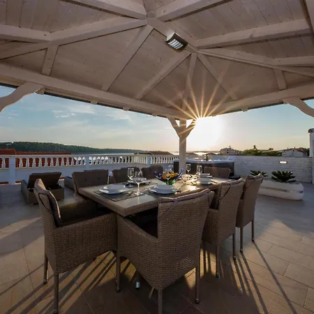 Beautiful In Rab Barbat With Wifi Apartment Barbat na Rabu